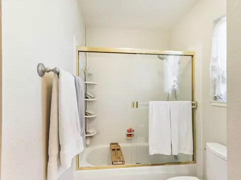 Bath - 124 Walnut Ct, Hercules, CA 94547 photo 6 of 6