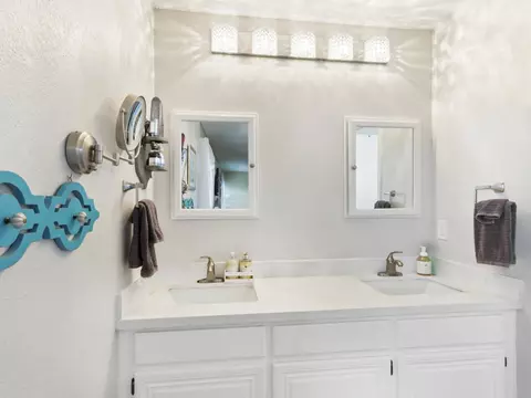 Bath - 124 Walnut Ct, Hercules, CA 94547 photo 1 of 6