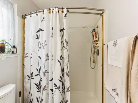 Bath - 124 Walnut Ct, Hercules, CA 94547 photo 4 of 6