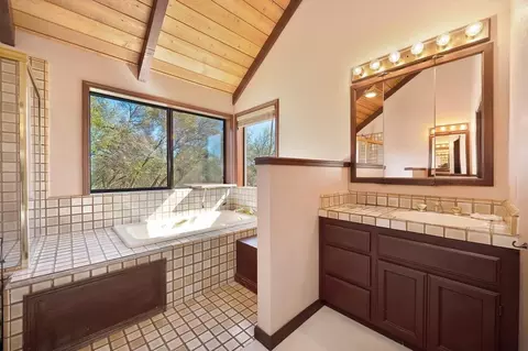 Bath - 5487 Comstock Rd, Placerville, CA 95667 photo 4 of 5