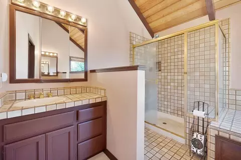 Bath - 5487 Comstock Rd, Placerville, CA 95667 photo 3 of 5