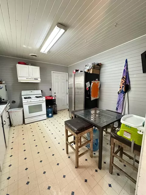 Kitchen - 423 14th St, Modesto, CA 95354 photo 5 of 5