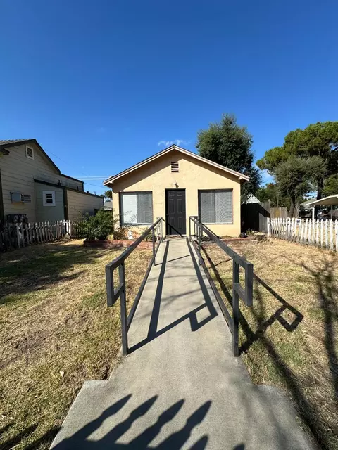 Exterior - 423 14th St, Modesto, CA 95354 photo 1 of 9