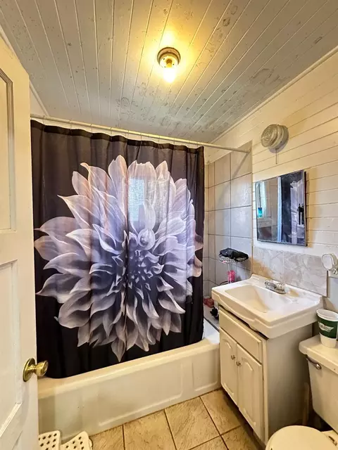 Bath - 423 14th St, Modesto, CA 95354 photo 3 of 3