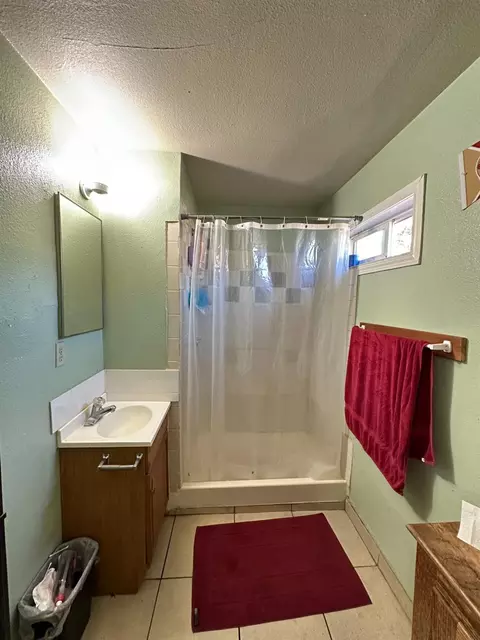 Bath - 423 14th St, Modesto, CA 95354 photo 2 of 3
