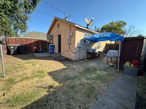 Exterior - 423 14th St, Modesto, CA 95354 photo 4 of 9