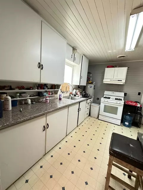 Kitchen - 423 14th St, Modesto, CA 95354 photo 4 of 5