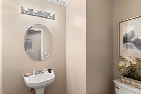 Bath - 1366 Mansfield St, Tracy, CA 95376 photo 1 of 4
