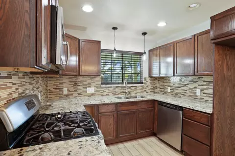 Kitchen - 633 Hudson Ln, Modesto, CA 95351 photo 3 of 5