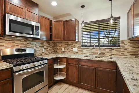 Kitchen - 633 Hudson Ln, Modesto, CA 95351 photo 5 of 5