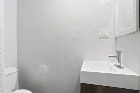 Bath - 633 Hudson Ln, Modesto, CA 95351 photo 6 of 7