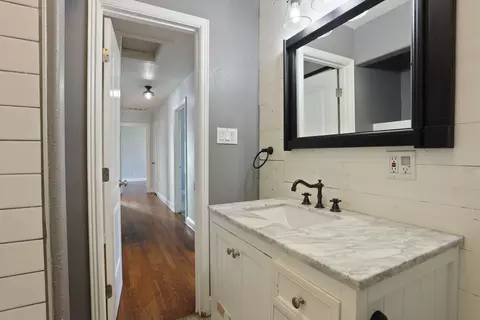 Bath - 633 Hudson Ln, Modesto, CA 95351 photo 4 of 7