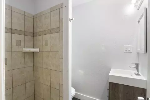 Bath - 633 Hudson Ln, Modesto, CA 95351 photo 5 of 7