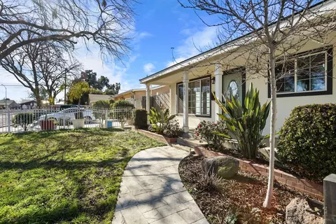 Exterior - 633 Hudson Ln, Modesto, CA 95351 photo 6 of 14
