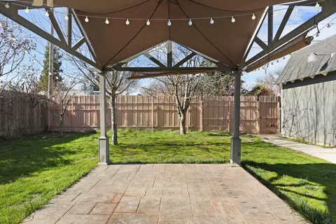 Exterior - 633 Hudson Ln, Modesto, CA 95351 photo 10 of 14