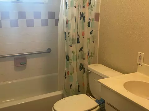 Bath - 205 Rosa Ave, Winters, CA 95694 photo 1 of 2