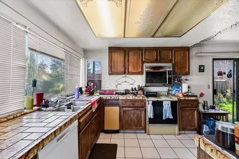 Kitchen - 2005 Cheyenne Way, Modesto, CA 95356 photo 1 of 3