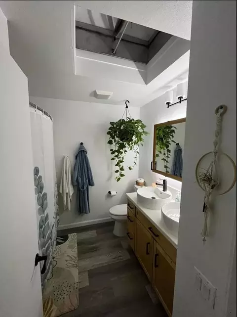 Bath - 1809 Sycamore Ln, Davis, CA 95616 photo 2 of 3