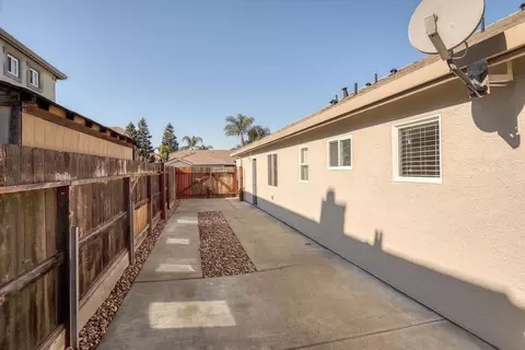 Exterior - 1582 Churcher Dr, Manteca, CA 95337 photo 6 of 8