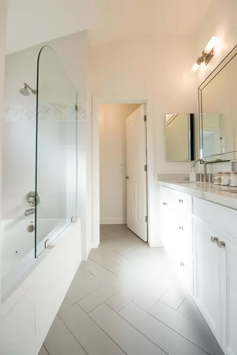 Bath - 1582 Churcher Dr, Manteca, CA 95337 photo 3 of 5