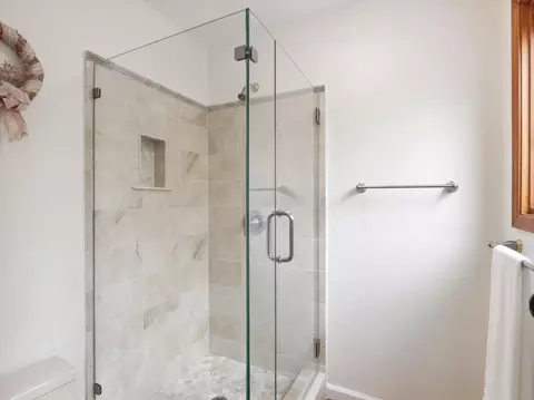 Bath - 3709 Campolindo Dr, Moraga, CA 94556 photo 2 of 7