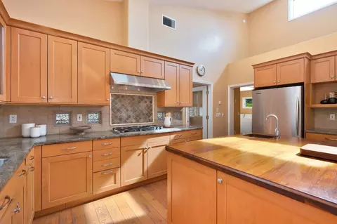 Kitchen - 27224 Meadowbrook Dr, Davis, CA 95618 photo 5 of 8