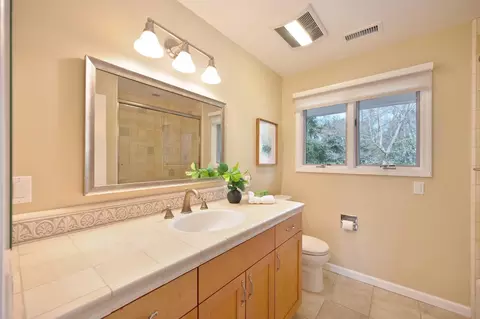 Bath - 27224 Meadowbrook Dr, Davis, CA 95618 photo 4 of 5
