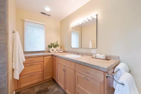 Bath - 27224 Meadowbrook Dr, Davis, CA 95618 photo 2 of 5