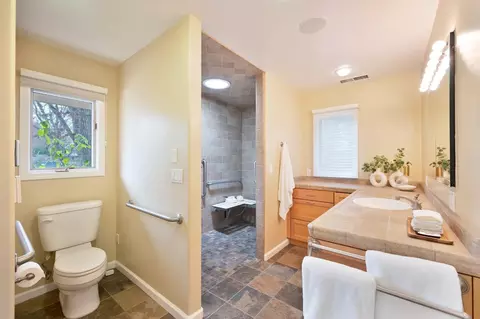 Bath - 27224 Meadowbrook Dr, Davis, CA 95618 photo 1 of 5