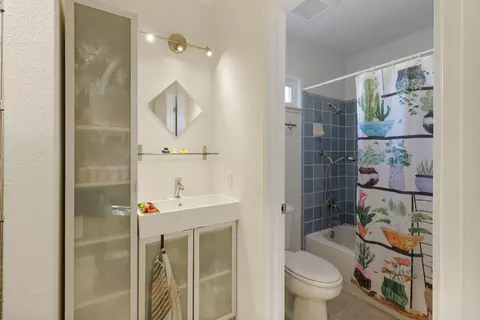 Bath - 727 Barcelona Ave, Davis, CA 95616 photo 4 of 5