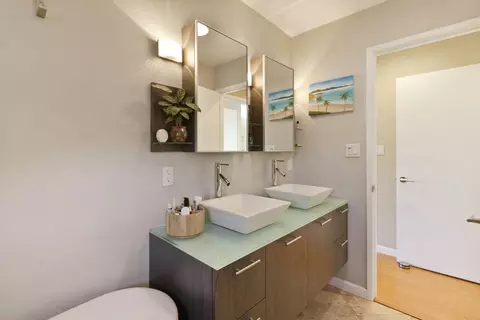 Bath - 727 Barcelona Ave, Davis, CA 95616 photo 2 of 5