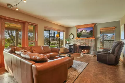 Living - 29423 S Chrisman Rd, Tracy, CA 95304 photo 9 of 11