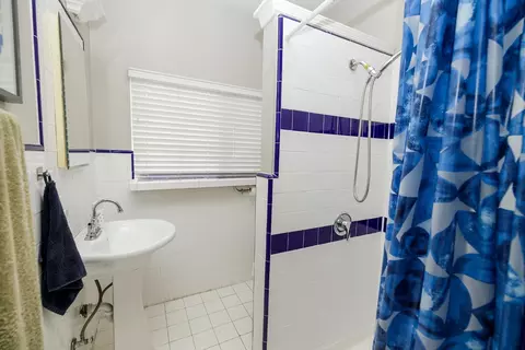 Bath - 309 Hackberry Ave, Modesto, CA 95354 photo 2 of 3