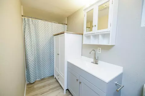 Bath - 309 Hackberry Ave, Modesto, CA 95354 photo 3 of 3