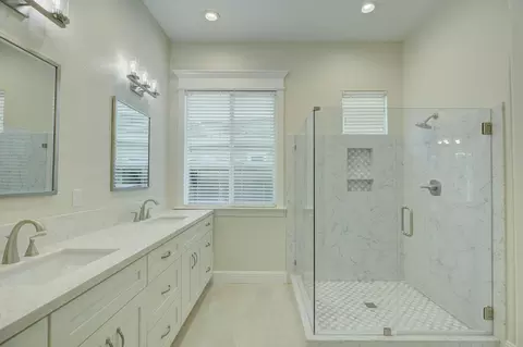 Bath - 732 Morningside Ct, Folsom, CA 95630 photo 2 of 4