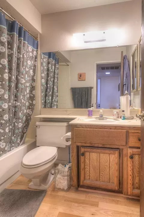 Bath - 3714 Garfield Ave, Carmichael, CA 95608 photo 4 of 5