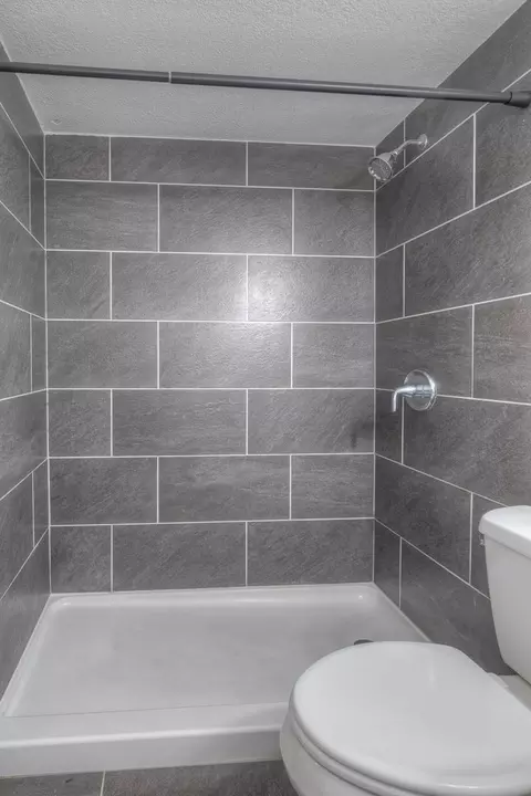 Bath - 3714 Garfield Ave, Carmichael, CA 95608 photo 3 of 5