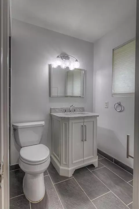 Bath - 3714 Garfield Ave, Carmichael, CA 95608 photo 2 of 5