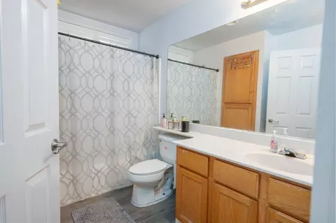 Bath - 1178 Cherry Oak Ln, Manteca, CA 95336 photo 3 of 3
