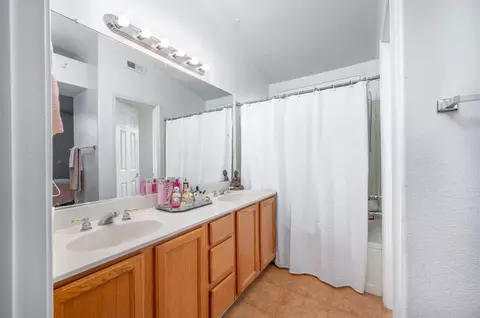 Bath - 1178 Cherry Oak Ln, Manteca, CA 95336 photo 1 of 3