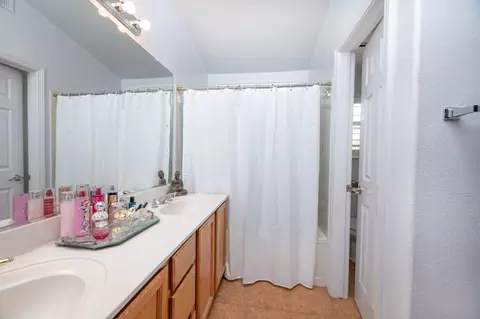 Bath - 1178 Cherry Oak Ln, Manteca, CA 95336 photo 2 of 3