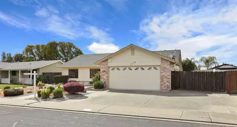 1119 Mammoth Dr, Manteca, CA 95337 photo 2