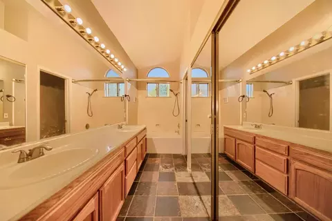 Bath - 480 Krider Ct, Tracy, CA 95376 photo 7 of 11
