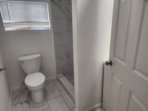 Bath - 631 E Stuhr, Newman, CA 95360 photo 2 of 4