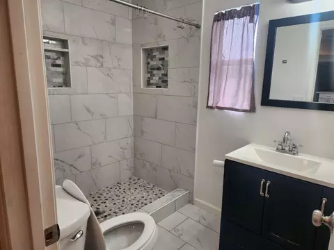 Bath - 631 E Stuhr, Newman, CA 95360 photo 3 of 4