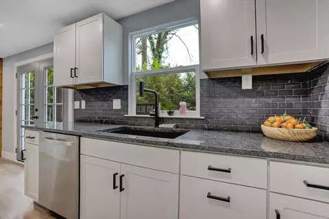 Kitchen - 165 Celesta Dr, Grass Valley, CA 95945 photo 5 of 7