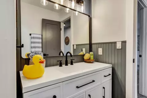 Bath - 165 Celesta Dr, Grass Valley, CA 95945 photo 3 of 7