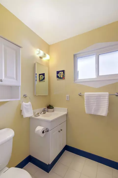 Bath - 2527 Whittier Dr, Davis, CA 95618 photo 4 of 5
