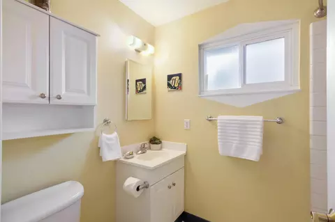 Bath - 2527 Whittier Dr, Davis, CA 95618 photo 3 of 5