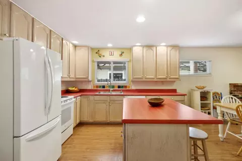 Kitchen - 2527 Whittier Dr, Davis, CA 95618 photo 4 of 7
